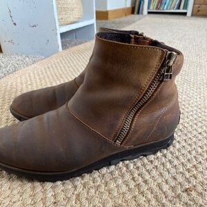 Sorel leather boots unlined 9